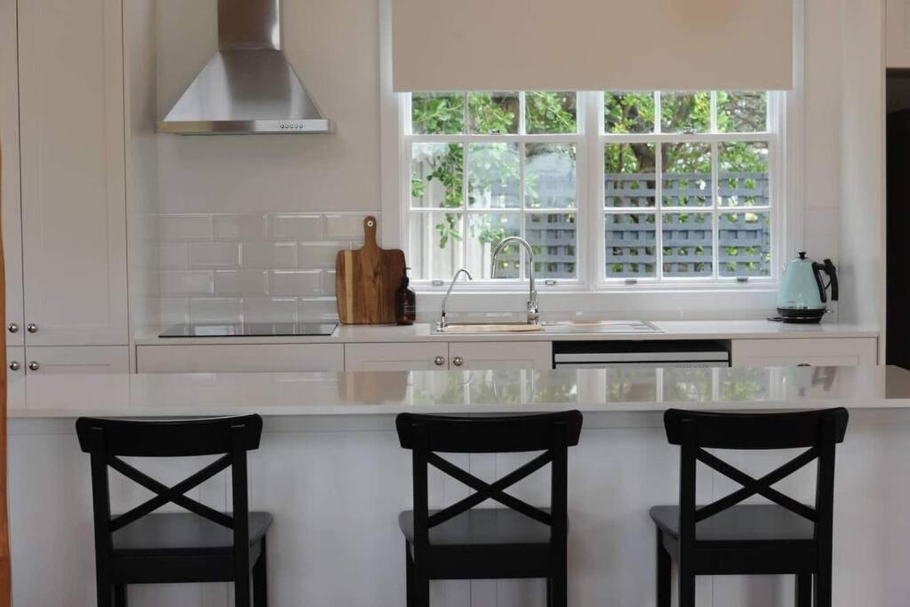 White Shell - Woodfire & Beachfront Holiday home Falmouth