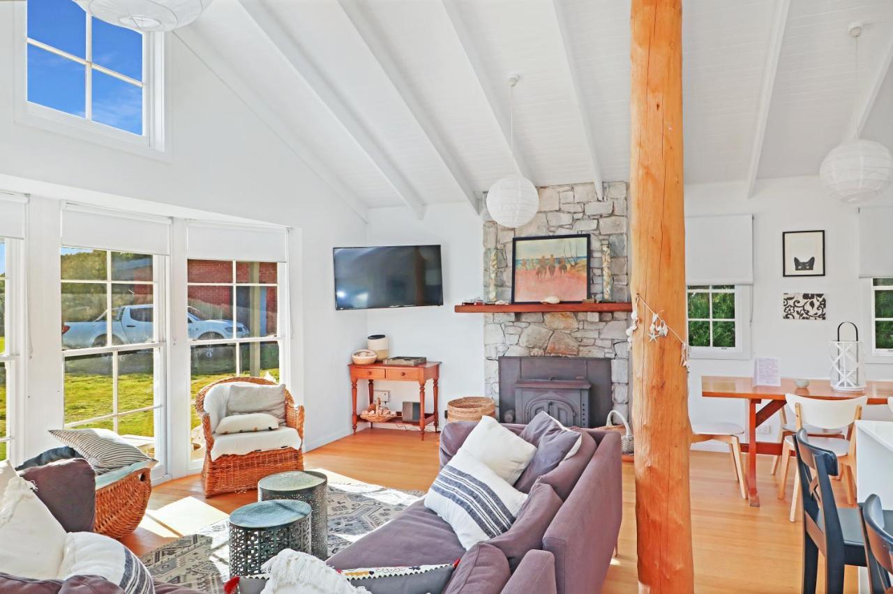 White Shell - Woodfire & Beachfront Holiday home